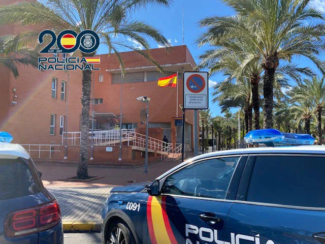 Desmantelan en Elche una casa de campo semiabandonada con casi 600 plantas de marihuana en su interior