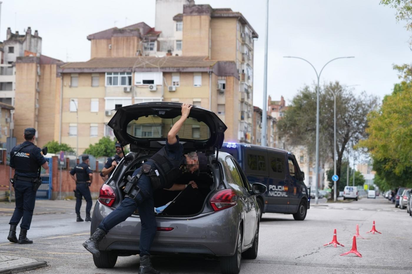 Efectivos policiales en el Polígono Sur este miércoles. - EP