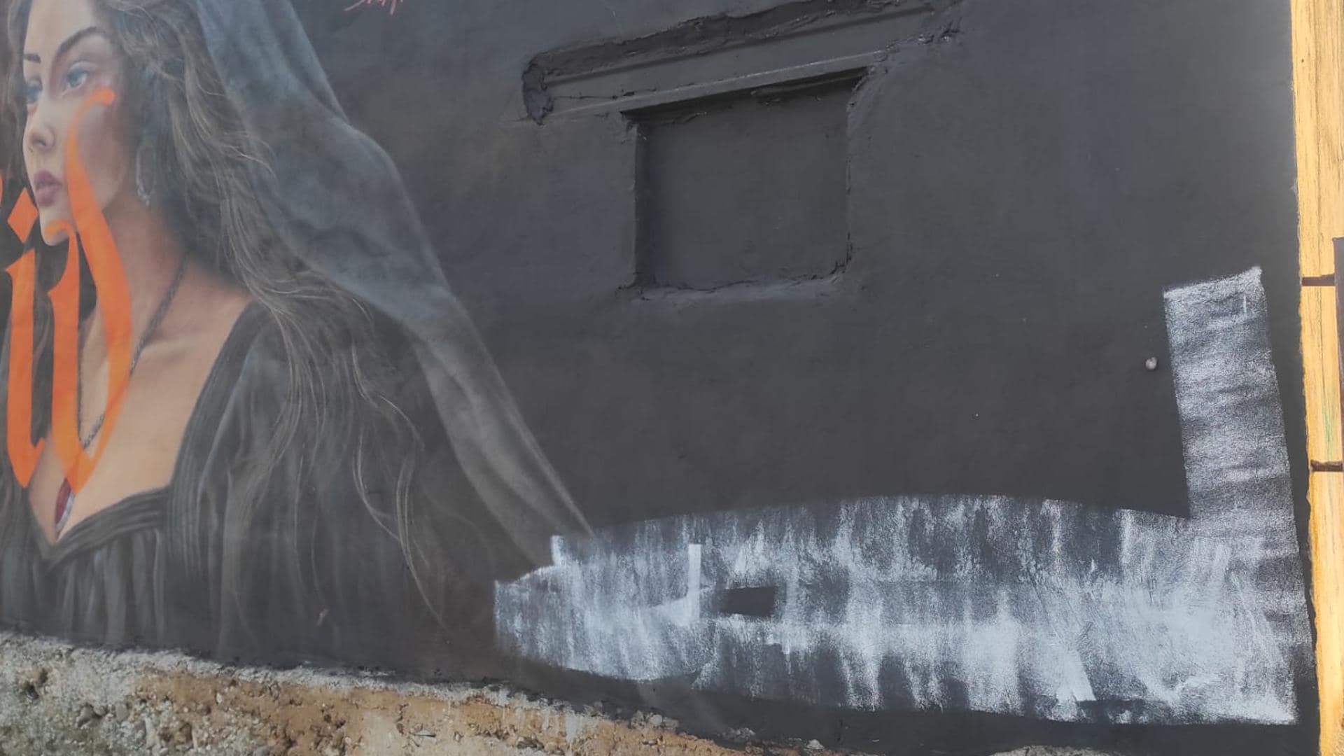 Estropean el mural de Cortes dedicado a Doña Jimena días después de su inauguración