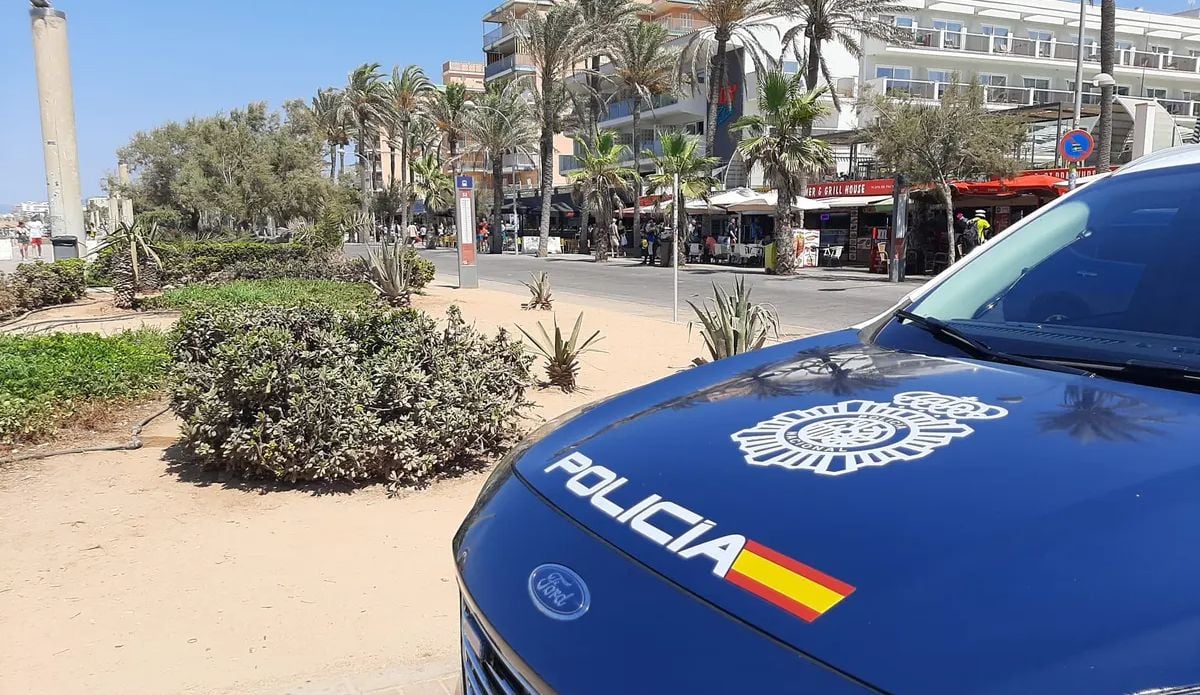Arrestan a un hombre en Palma por atracar un supermercado y un taxi con una botella rota