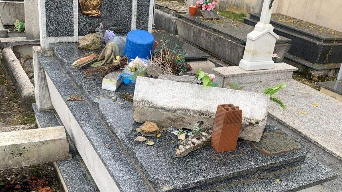 Daños provocados en el cementerio de Canales.