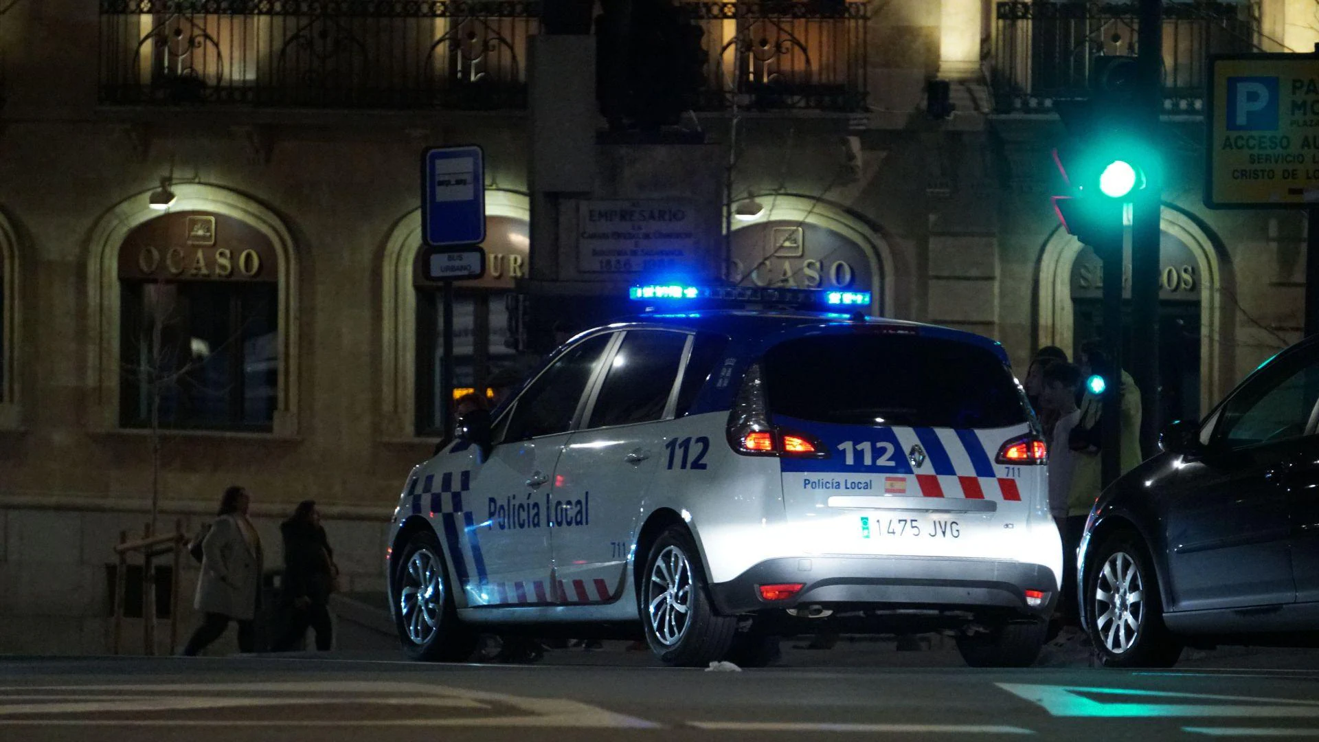 Detenido por hurto de motocicleta tras accidente en calle Gibraltar, tras intervenir en pelea en la puerta de una discoteca y denunciar varios casos de consumo de alcohol en vía pública
