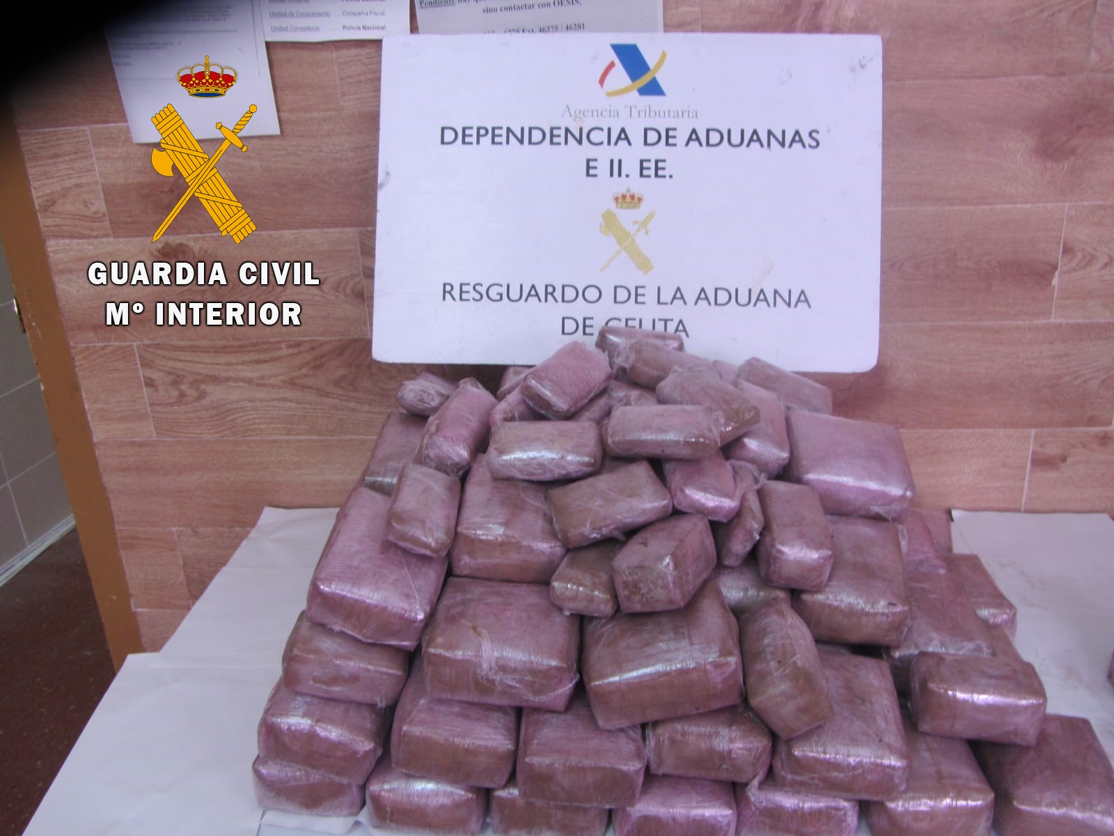 La Guardia Civil interviene más de 115 kilos de hachís en un vehículo