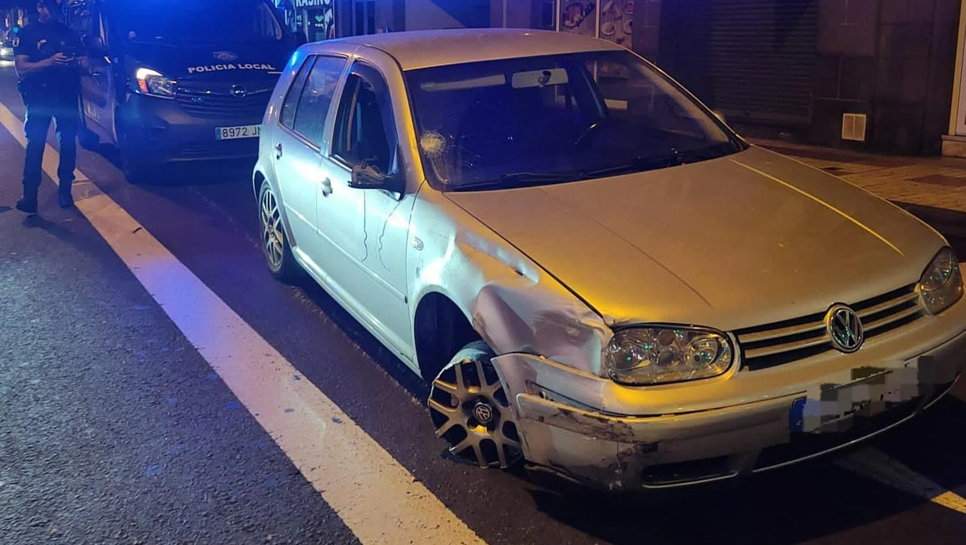 Imagen insólita en Las Palmas de Gran Canaria: circula sin un neumático y bebido