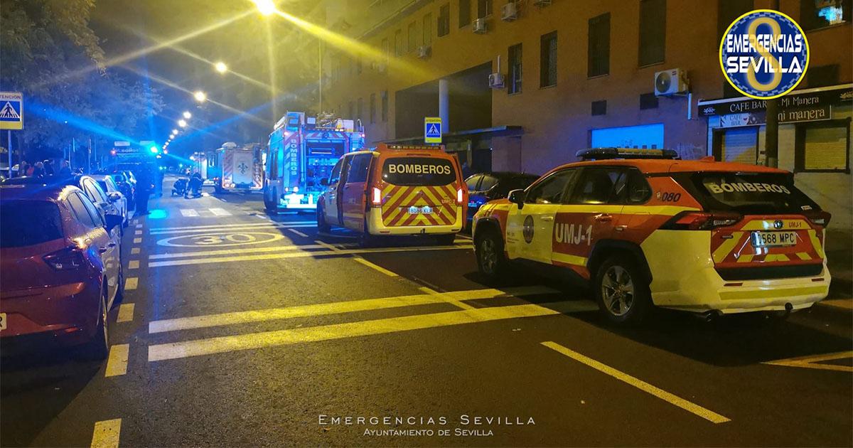 Devastador incendio en garaje de Sevilla deja cuatro coches y dos motos consumidos por las llamas