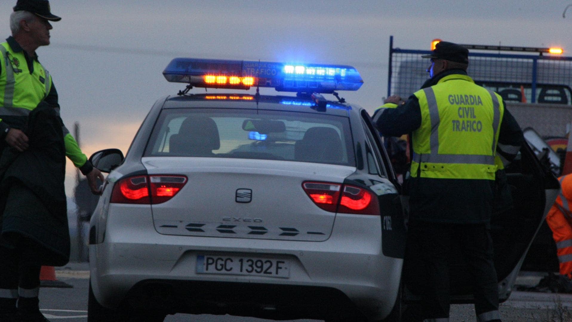 Herido tras chocar contra una señal con su moto en la carretera de la sierra