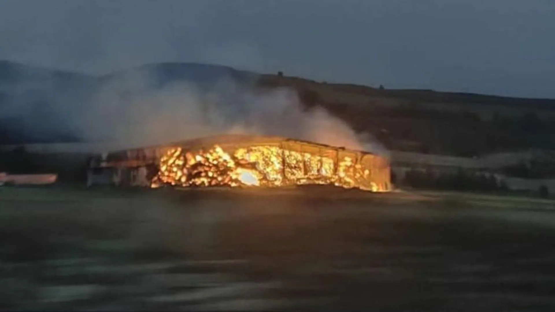 Arden dos naves de paja en La Bureba