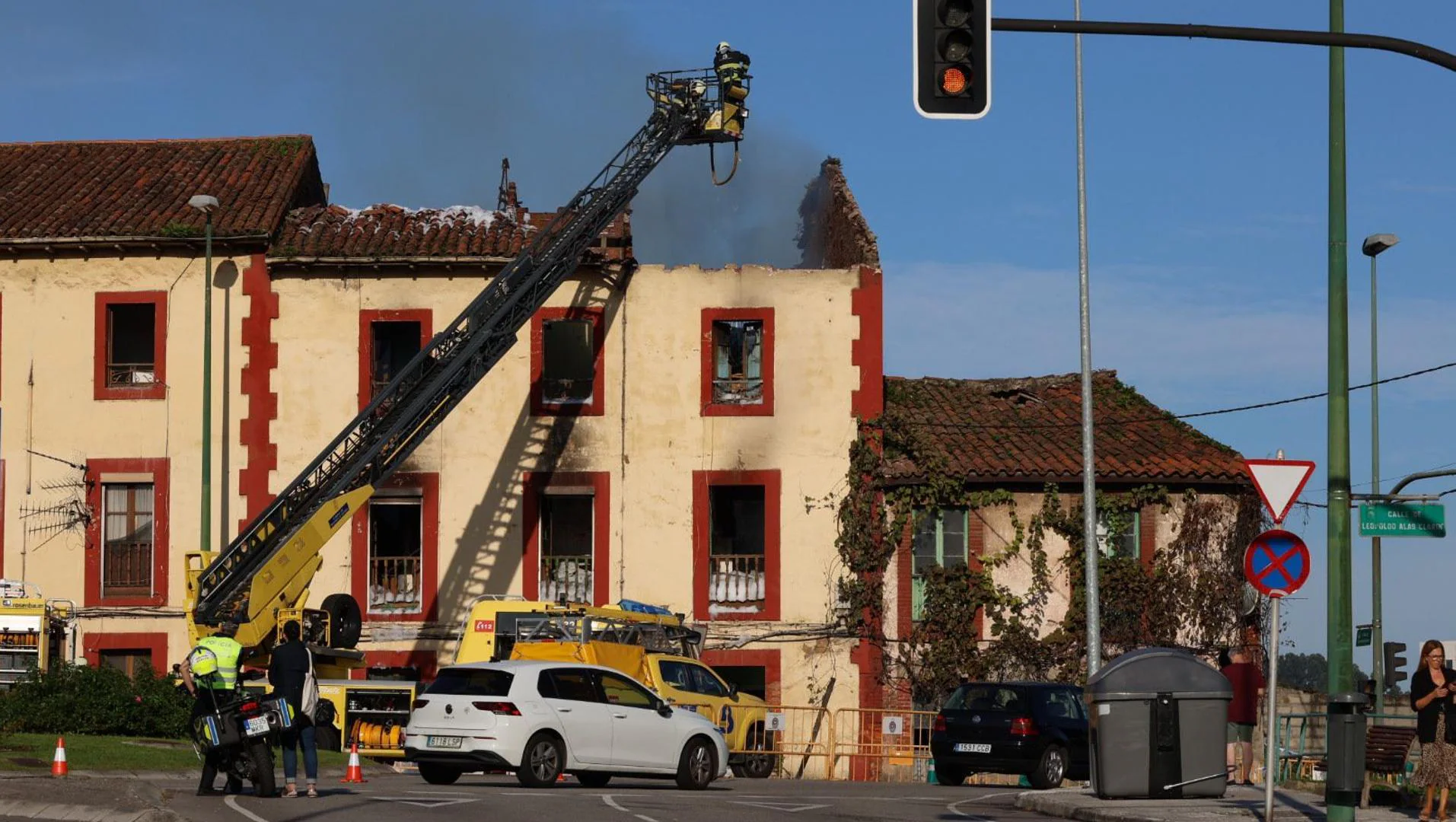 Edificio abandonado se desploma tras incendiarse en Avilés, dejando cortado el carril de Río San Martín