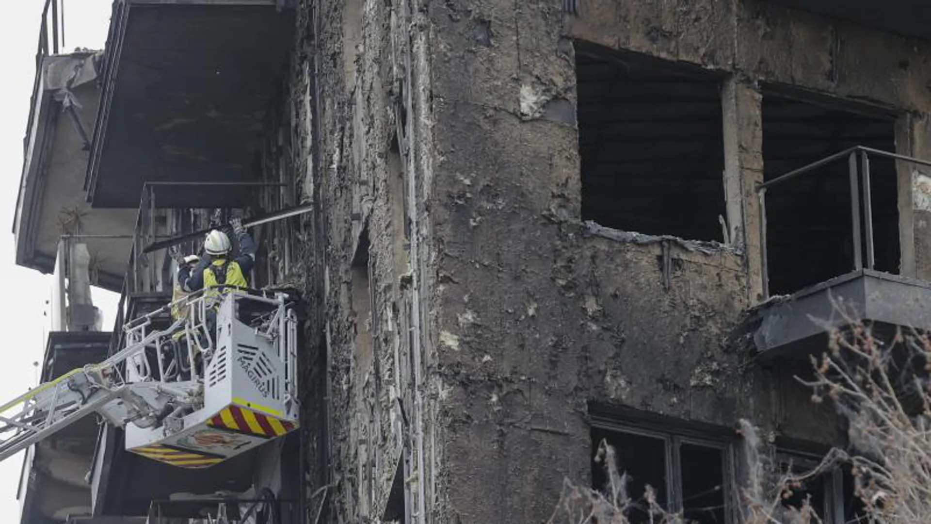 Una avería de la primera escalera que los bomberos llevaron al incendio de Campanar retrasó la extinción del fuego