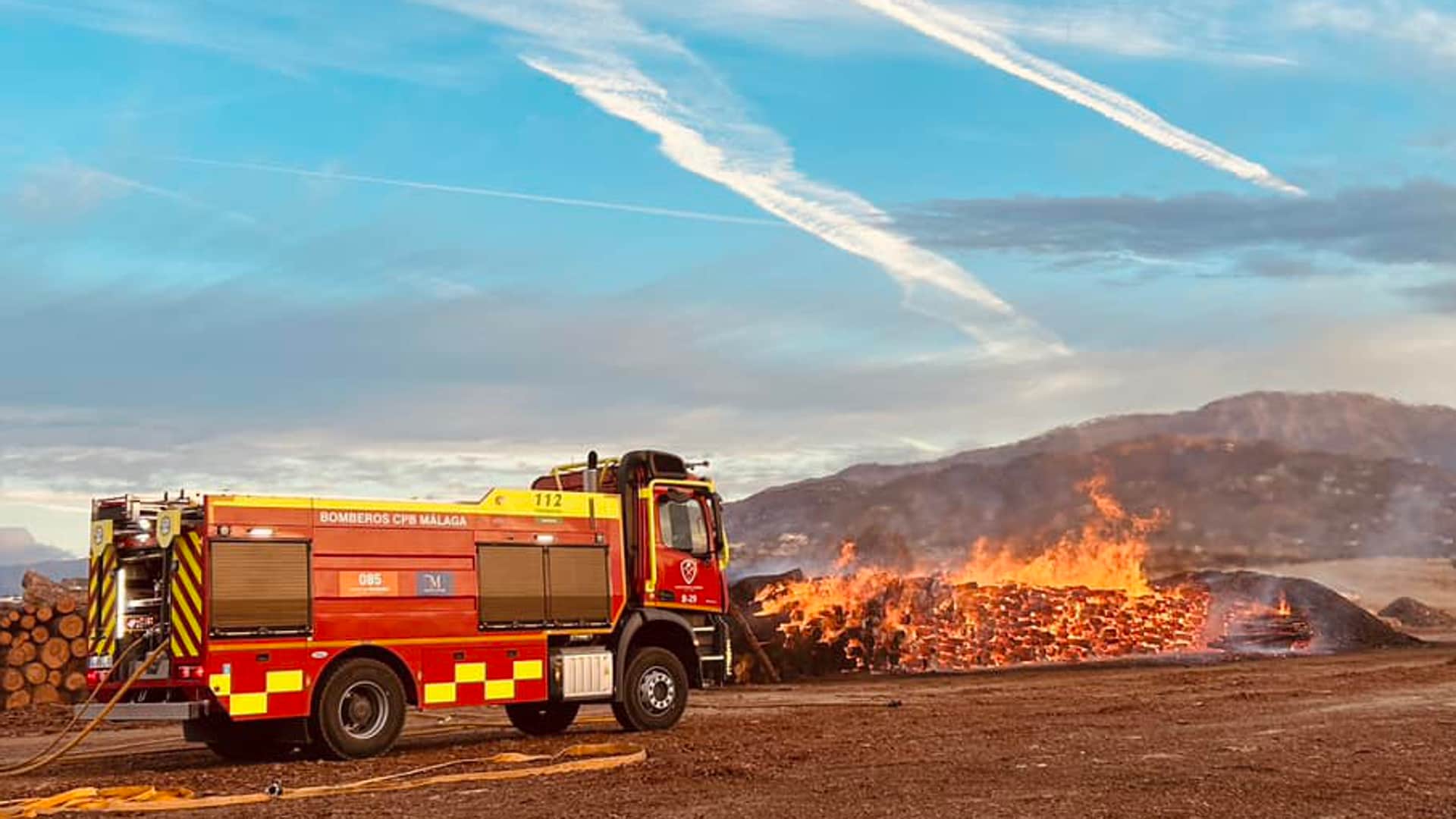 Arde un almacén de maderas en un polígono industrial de Vélez-Málaga