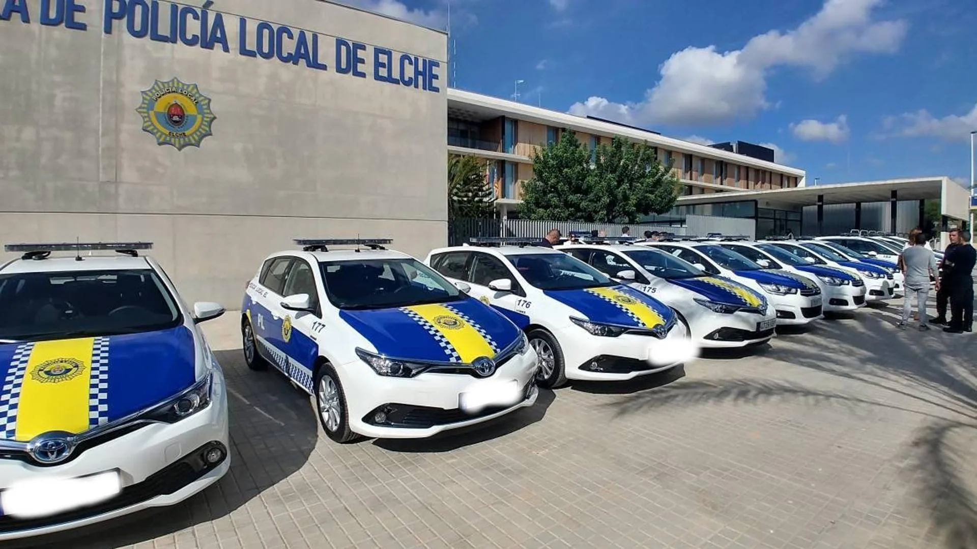 Cinco menores siembran el caos en Elche al apedrear coches que circulaban por un puente | Tiran piedras coches | Lanzamiento de piedras coches