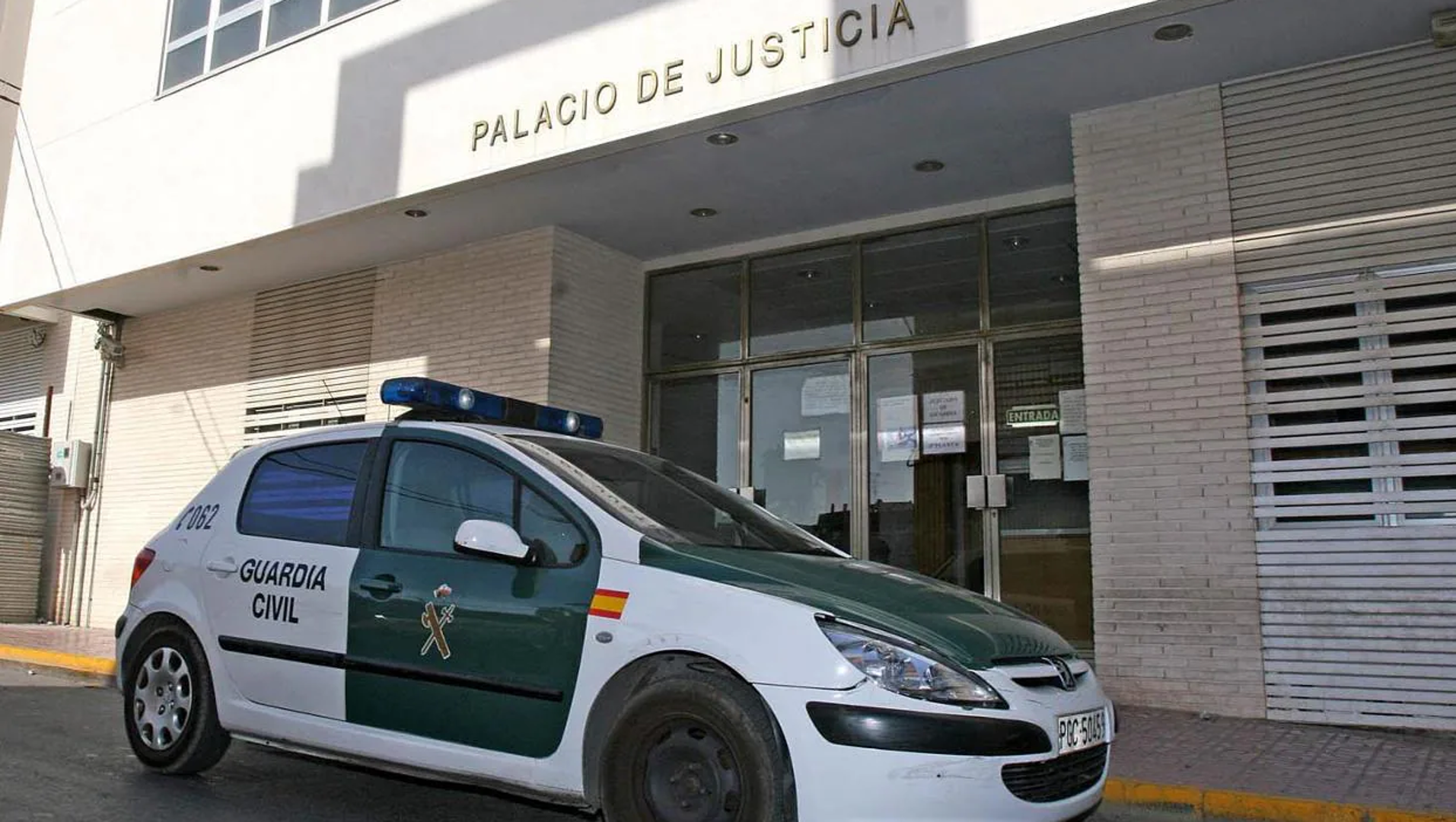 Dos guardias civiles evitan que una detenida se lance al vacío desde la tercera planta de los juzgados de Torrevieja