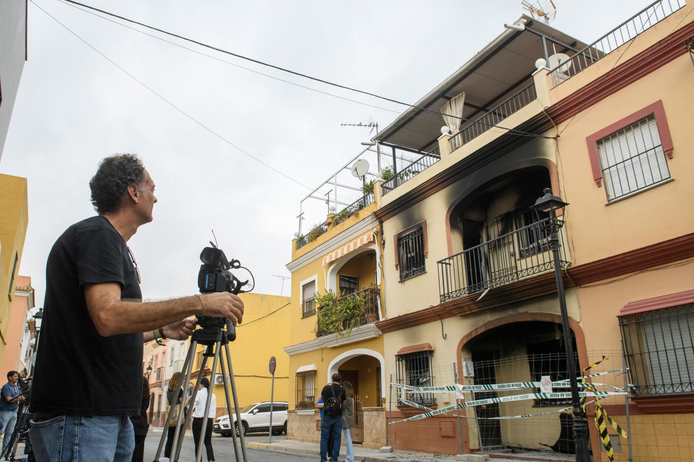 El hijo mayor del matrimonio de Guillena llegó a la casa con el incendio iniciado