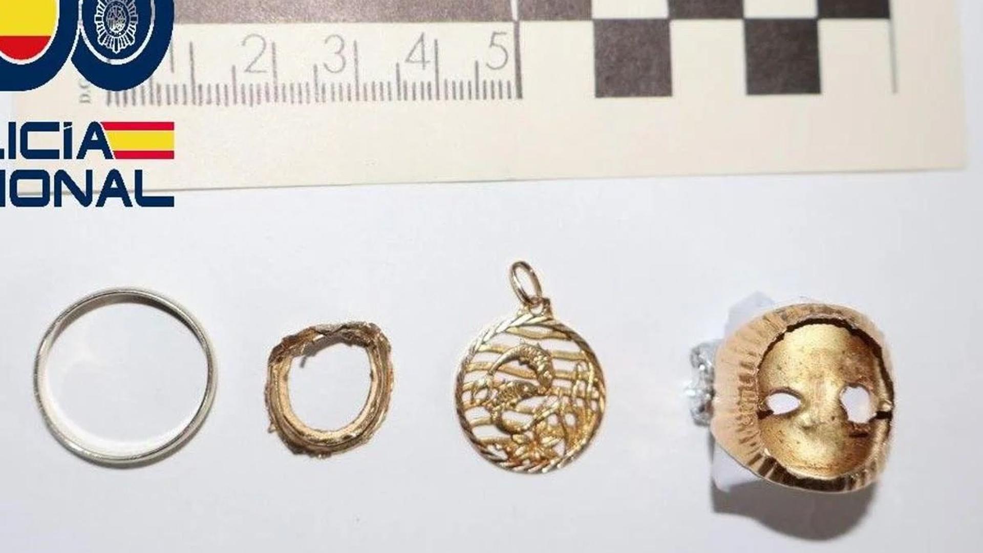 El acusado de robar joyas a difuntos en Avilés asegura que las encontró «de forma casual»
