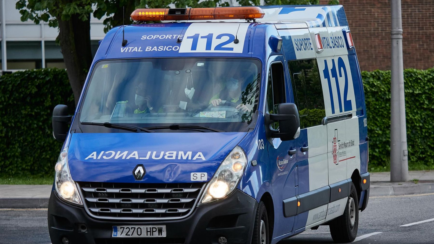 Herido un hombre tras salirse de la vía y chocar su coche contra un árbol en Pamplona