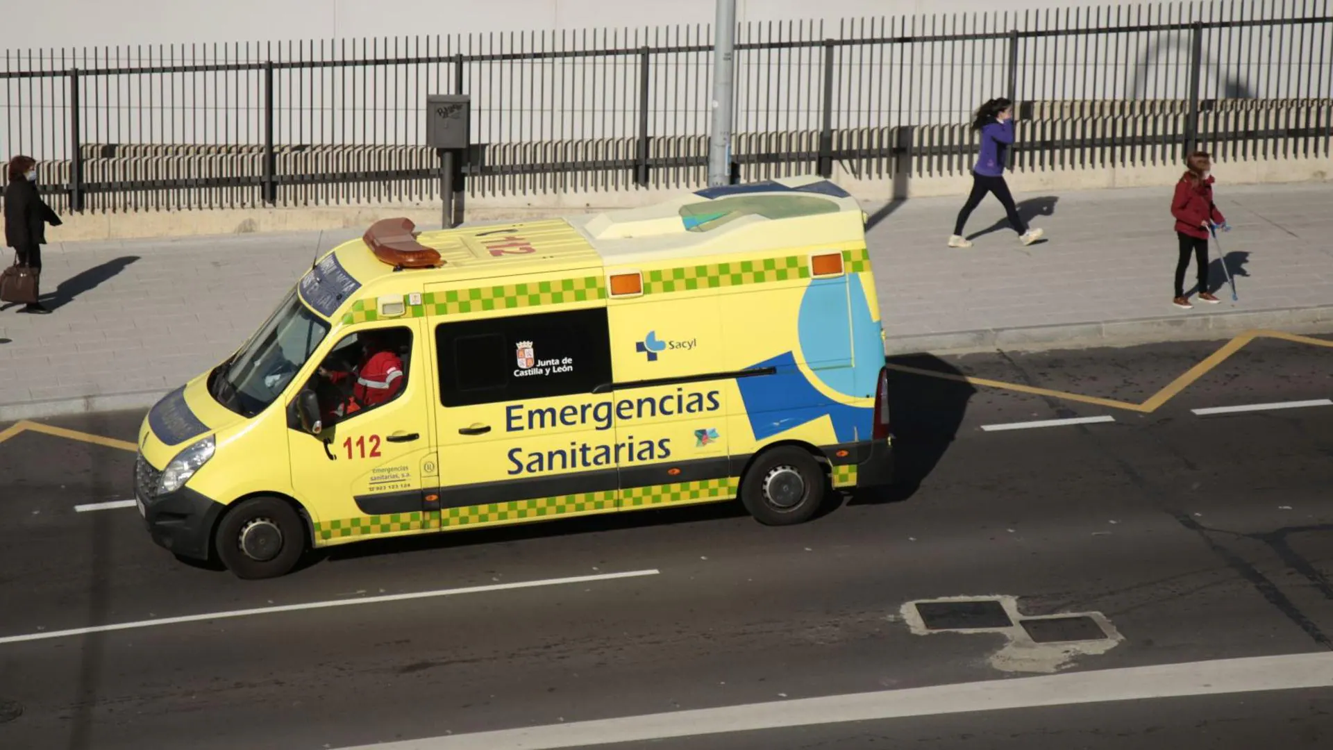 Atrapado tras volcar su furgoneta en Villamayor
