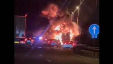 Un camión ardiendo en la A-49 provoca importantes retenciones