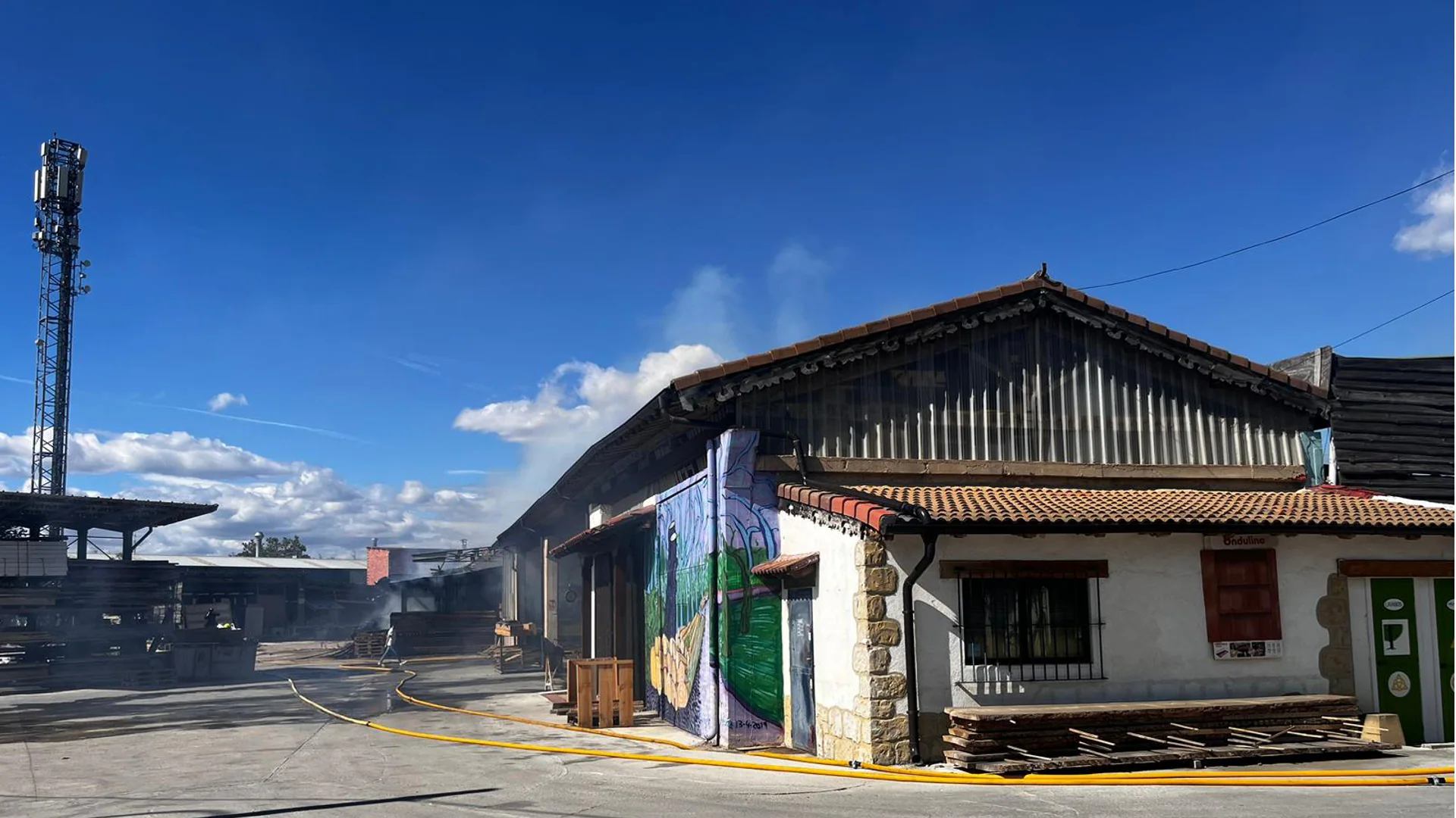 Incendio consume histórica empresa maderera de Maderas Susaeta en un trágico suceso