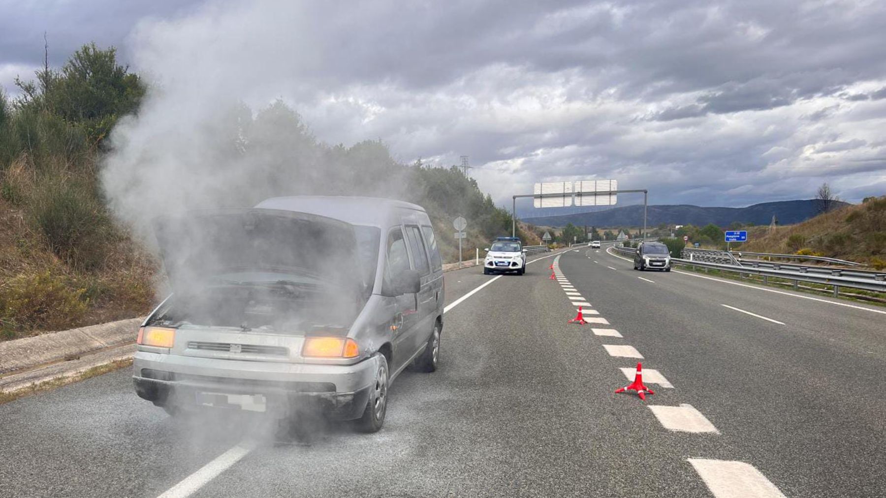 Un coche se incendia en mitad de una autovía transitada en Navarra: la policía apaga el fuego