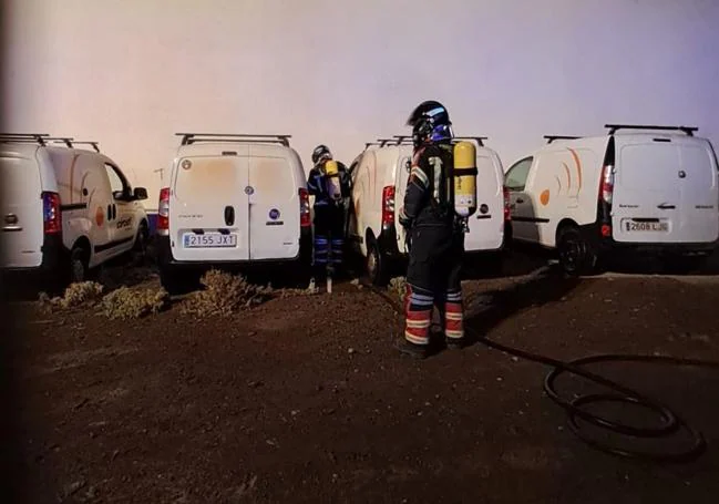 Efectivos de bomberos sofocan las llamas.