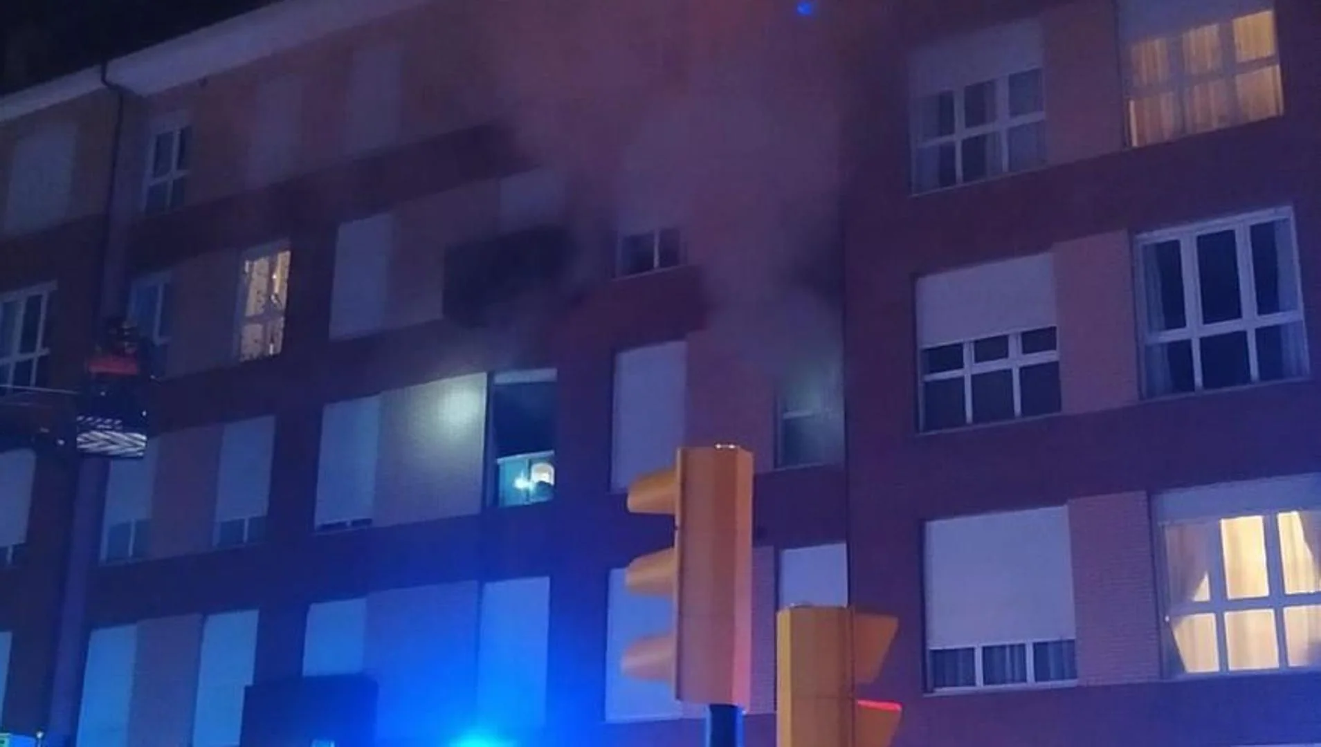 Sorprendente hallazgo al sofocar un incendio en un piso de Gijón: muchos billetes quemados, una pistola y marihuana