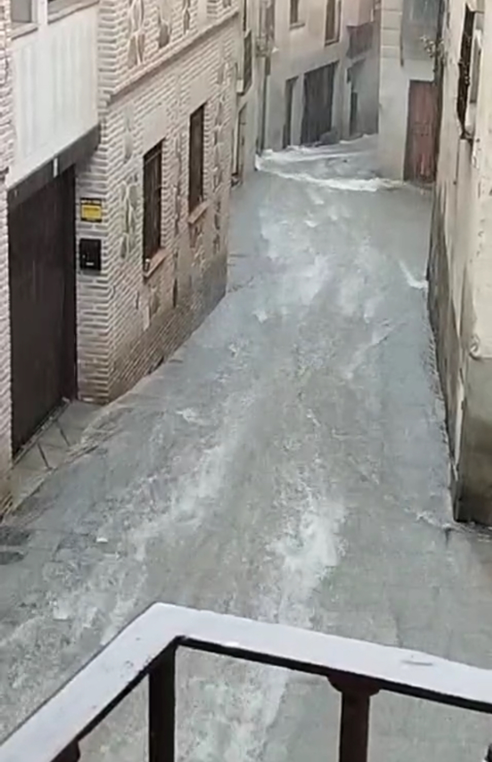 Intensas lluvias provocan acumulación de agua en Toledo, alerta meteorológica advierte su persistencia
