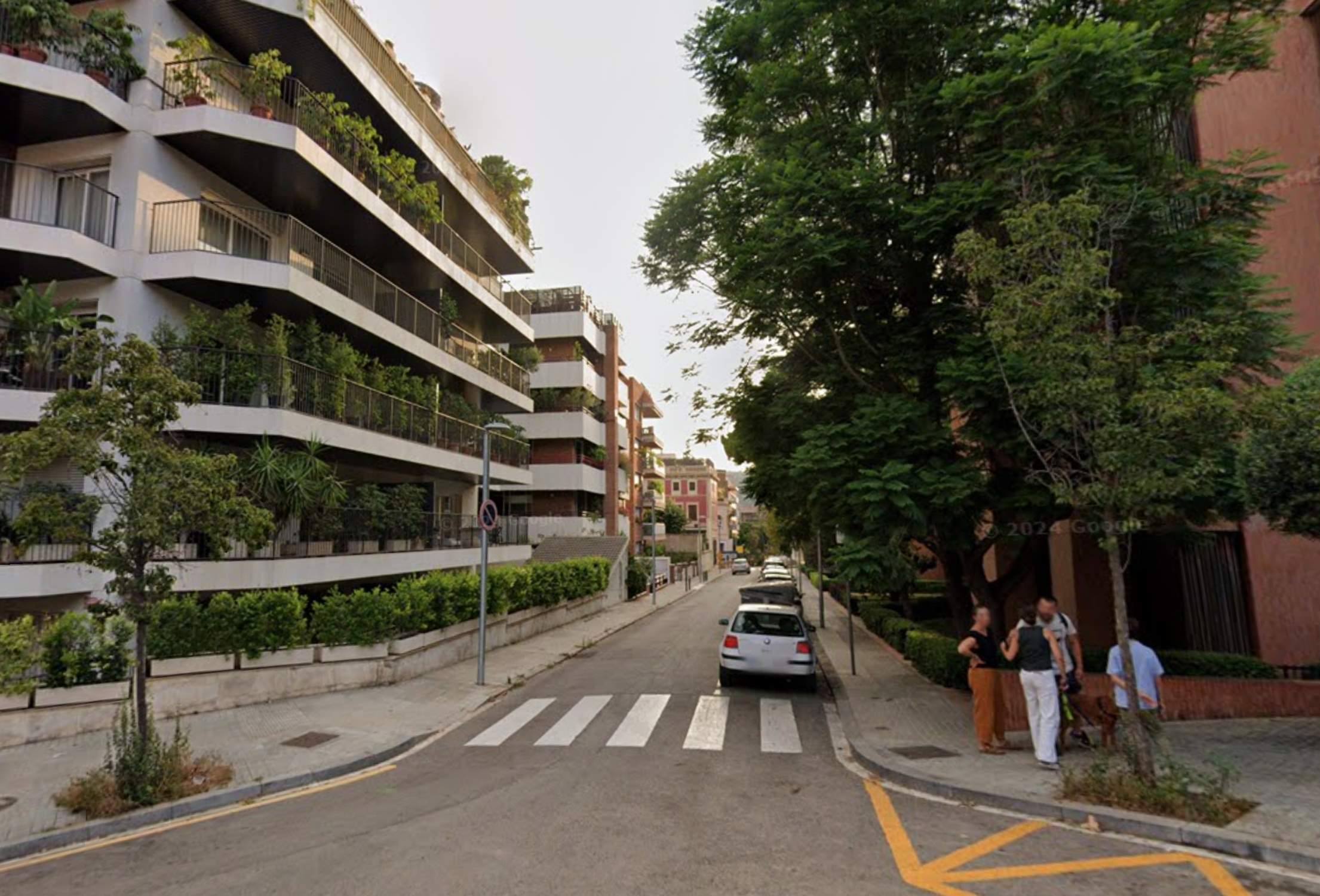 Investigan secuestro en Barcelona: hombre introducido a la fuerza en un vehículo por encapuchados en la calle Raset