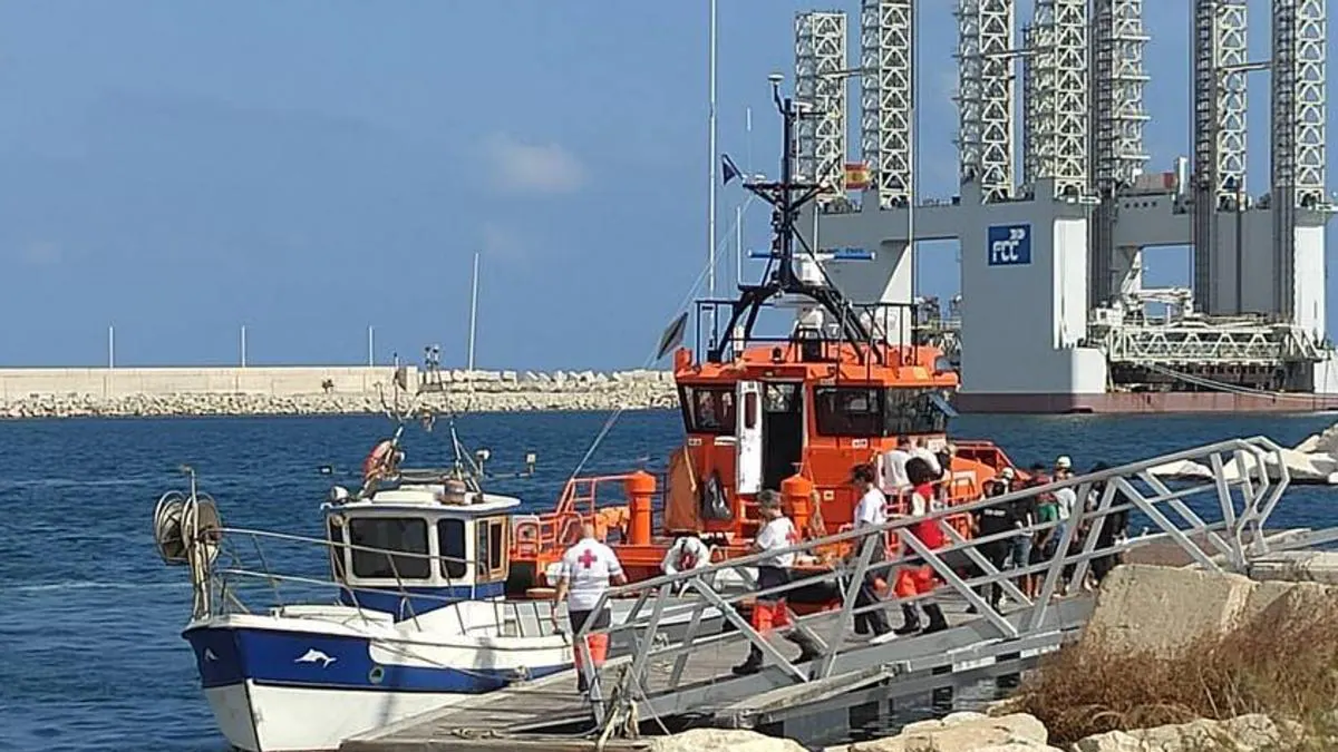Localizan una patera con 14 personas en la playa de Los Arenales del Sol en Elche