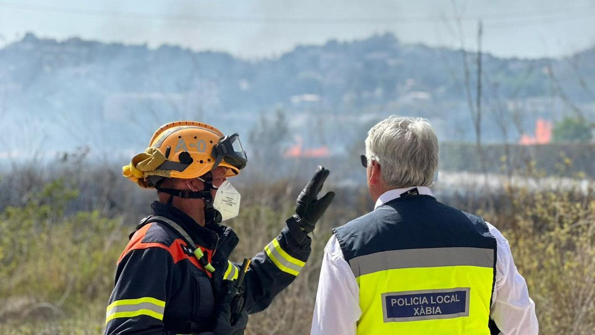 Los bomberos sofocan un incendio en el Camí Salobres de Xàbia sin afectar terreno forestal
