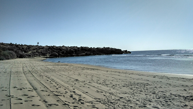 Muere una mujer mientras se bañaba en la playa aguileña de Matalentisco