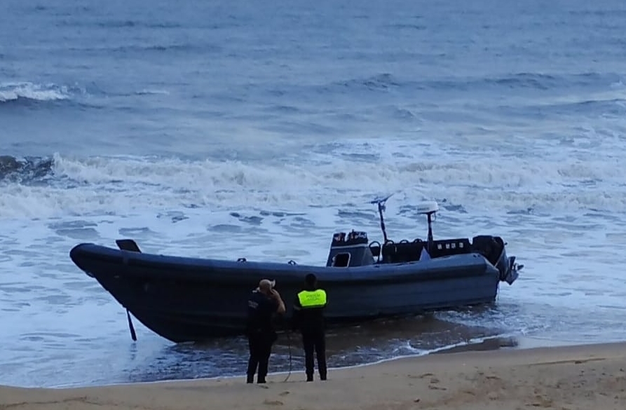 Aparece una espectacular narcolancha varada en Mazagón