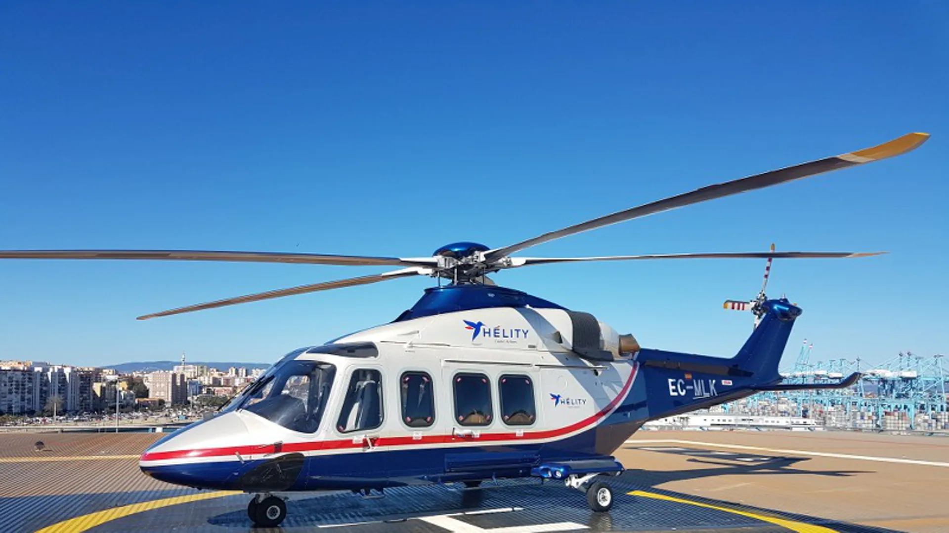 El helicóptero que conecta Málaga y Ceuta no puede aterrizar por la niebla