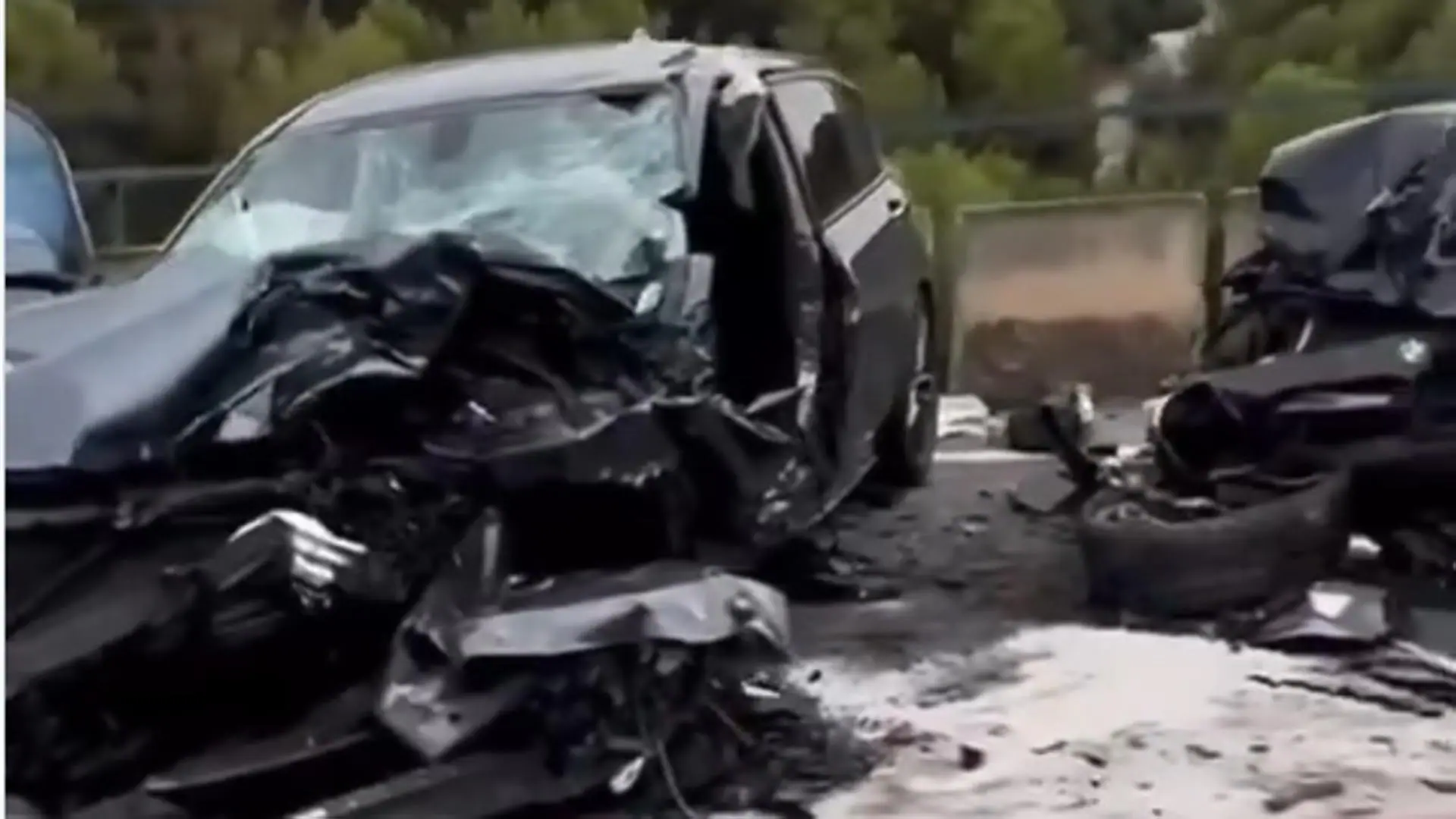 Nuevo accidente en la ‘carretera de la muerte’: dos conductores atrapados en choque frontal en la A-355