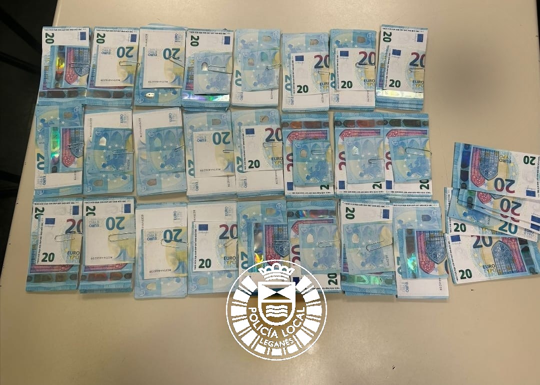 Dos individuos de Leganés arrojan a la calle «fajos de billetes» falsos al huir de la policía