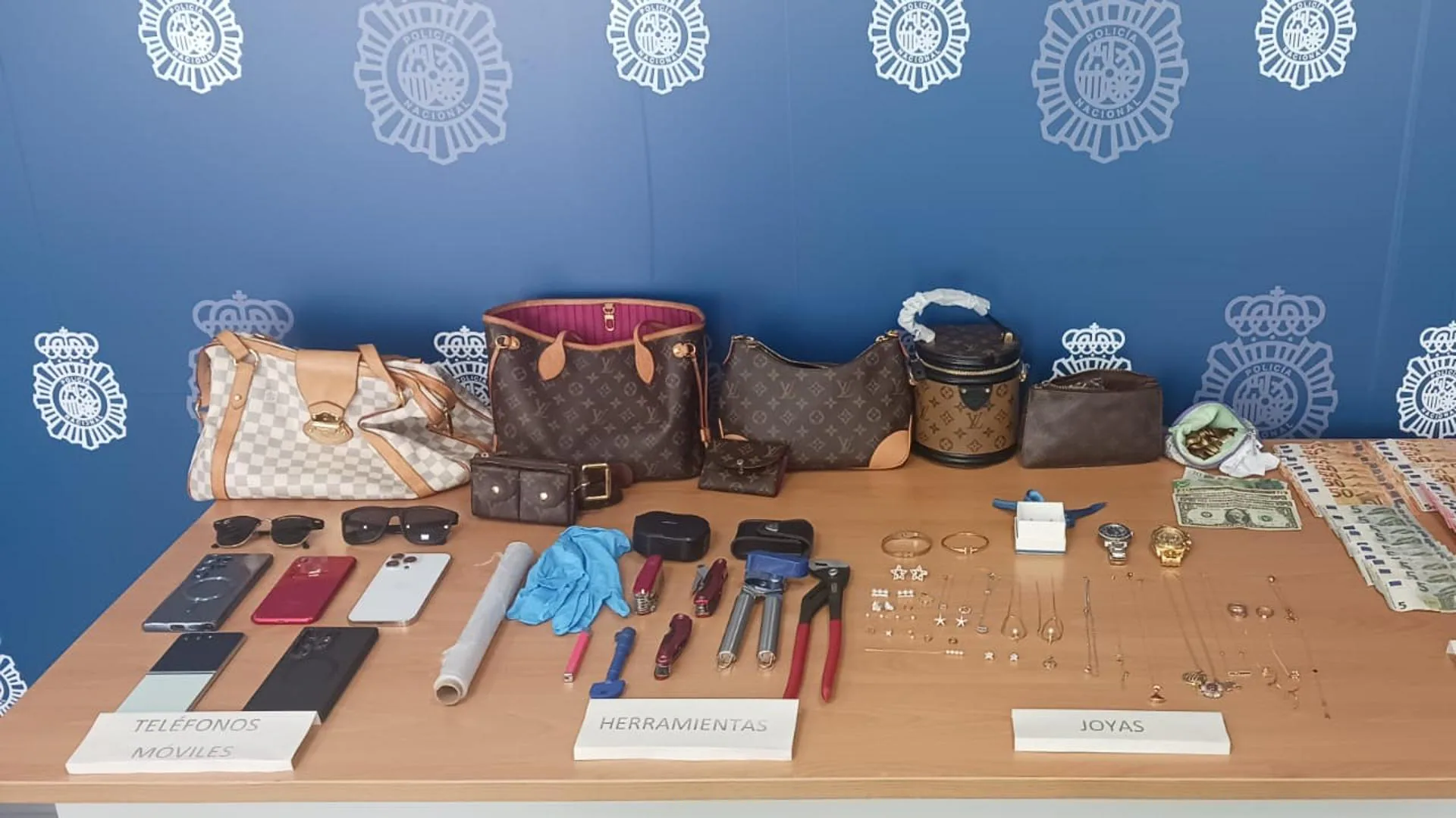 Pareja de ladrones vigilaba y robaba a propietarios de bazares en un operativo policial en Alicante