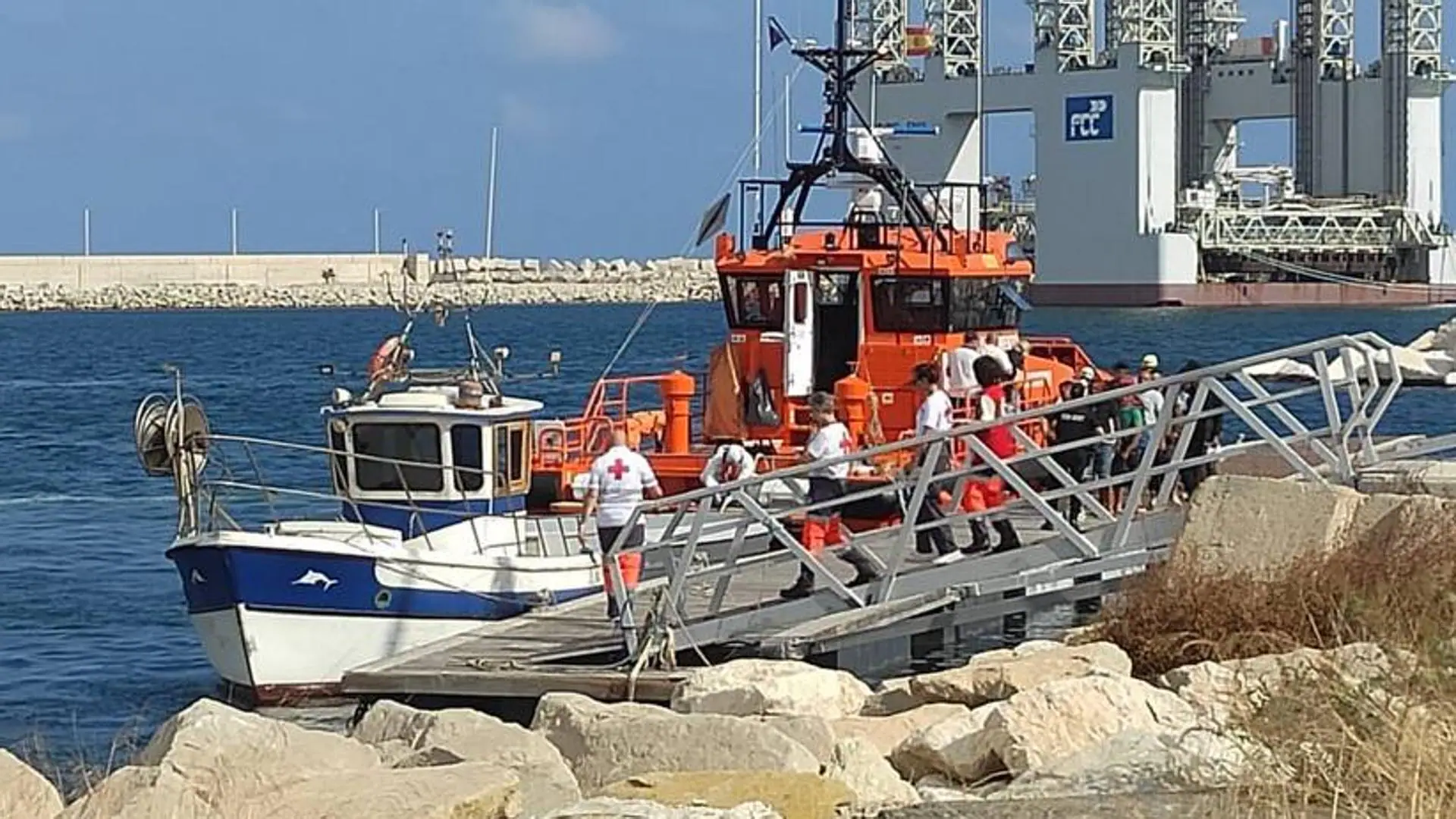 Una patera con cinco personas llega a las playas de La Vila Joiosa