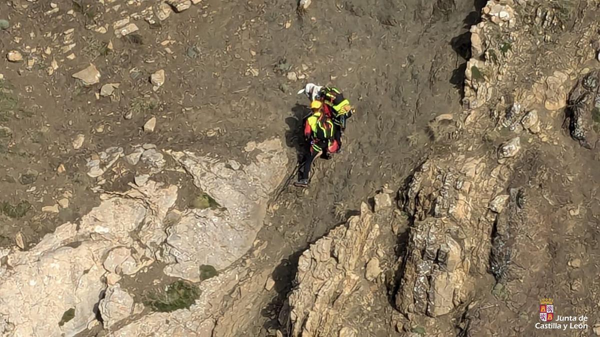 Rescate de un montañero enriscado en el pico Montihuero de Torre de Babia, en el municipio de Cabrillanes.