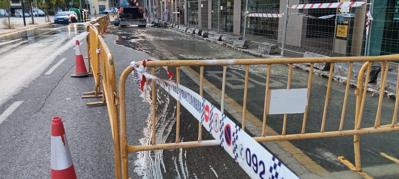 Un reventón en una tubería en Pamplona provoca un espectacular géiser y deja sin agua a un barrio