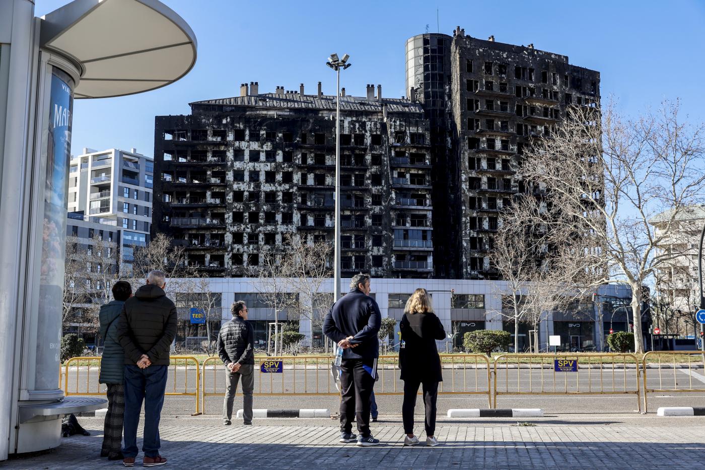 El edificio incendiado. - EP