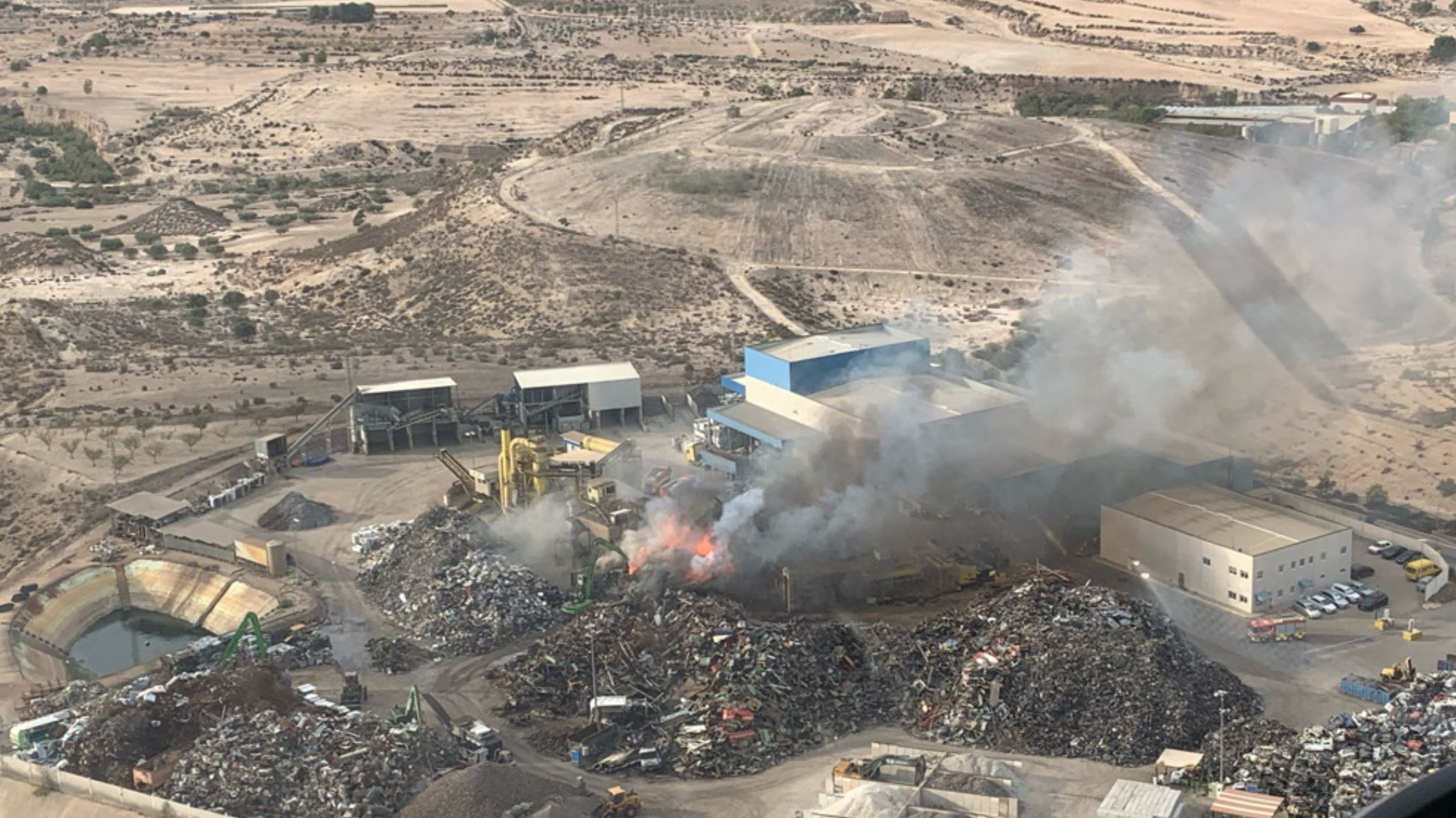 Bomberos trabajan en la extinción de un incendio en una planta de reciclaje en Cañada Hermosa