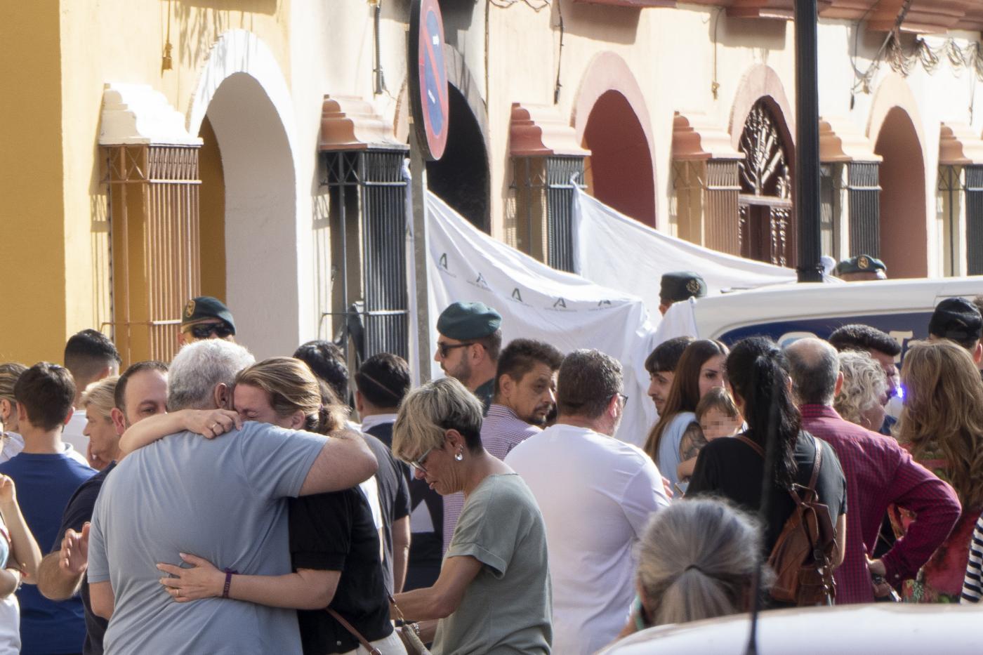 Los vecinos se abrazan tras conocer la tragedia. - efe