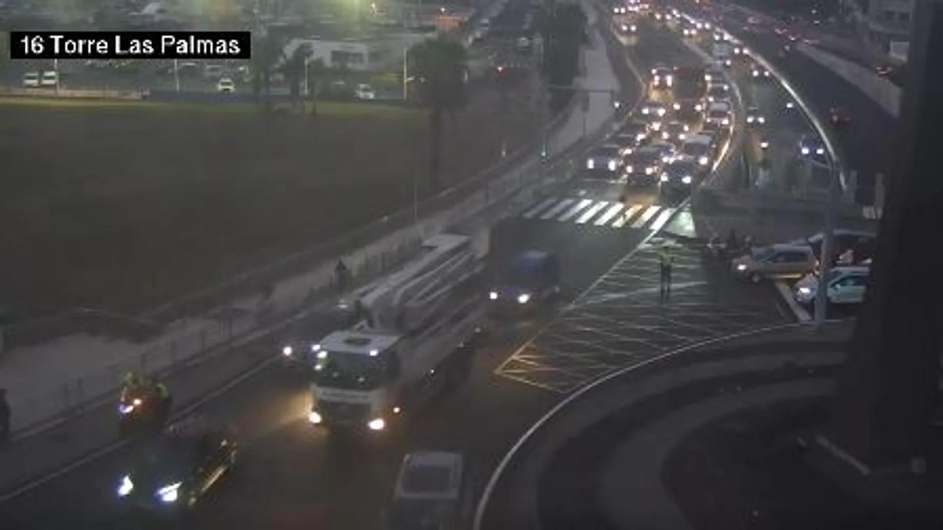 Una mancha provoca retenciones en la capital grancanaria