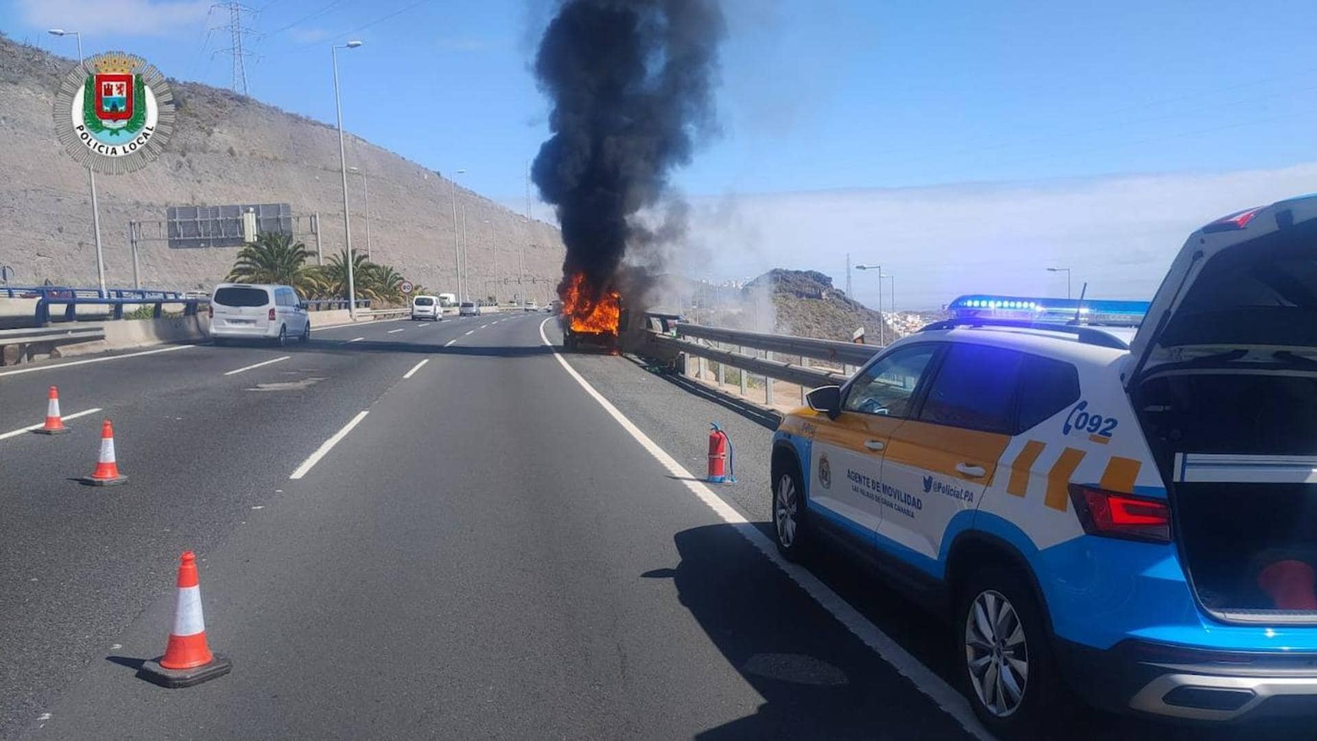 Un coche arde en la GC-3, generando precaución en Las Palmas de Gran Canaria