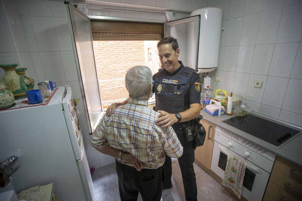 Un vecino de 86 años queda inmovilizado en el suelo durante 6 horas hasta que un policía nacional acude a su rescate por la ventana de la cocina.