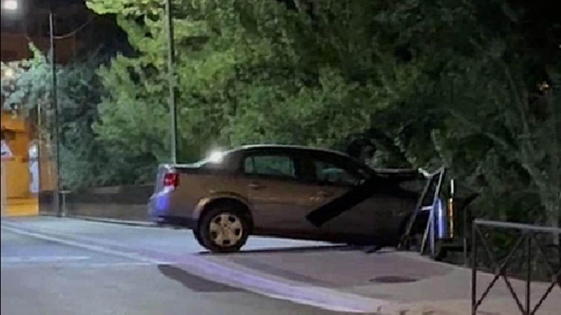 Un coche aparcado sin freno de mano se empotra contra un puente en Aranda
