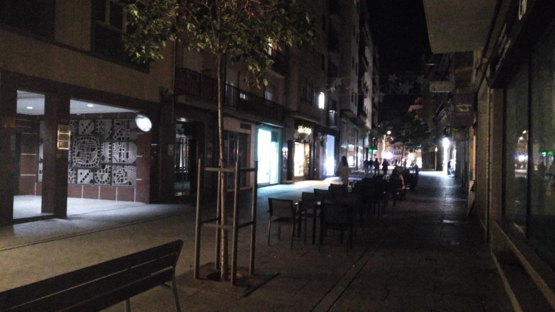La calle Azafranal de Salamanca arranca la noche sin alumbrado público