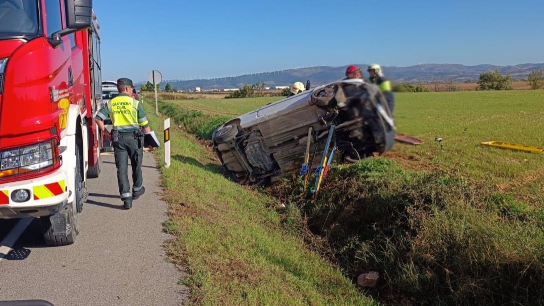 Herida una mujer tras volcar con su coche en una localidad navarra y quedar atrapada en su interior