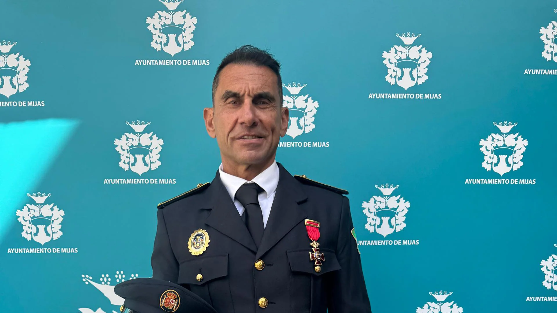 Valiente policía de Mijas recibe merecidamente la medalla roja al mérito: «Sin temor, arriesgué mi vida»