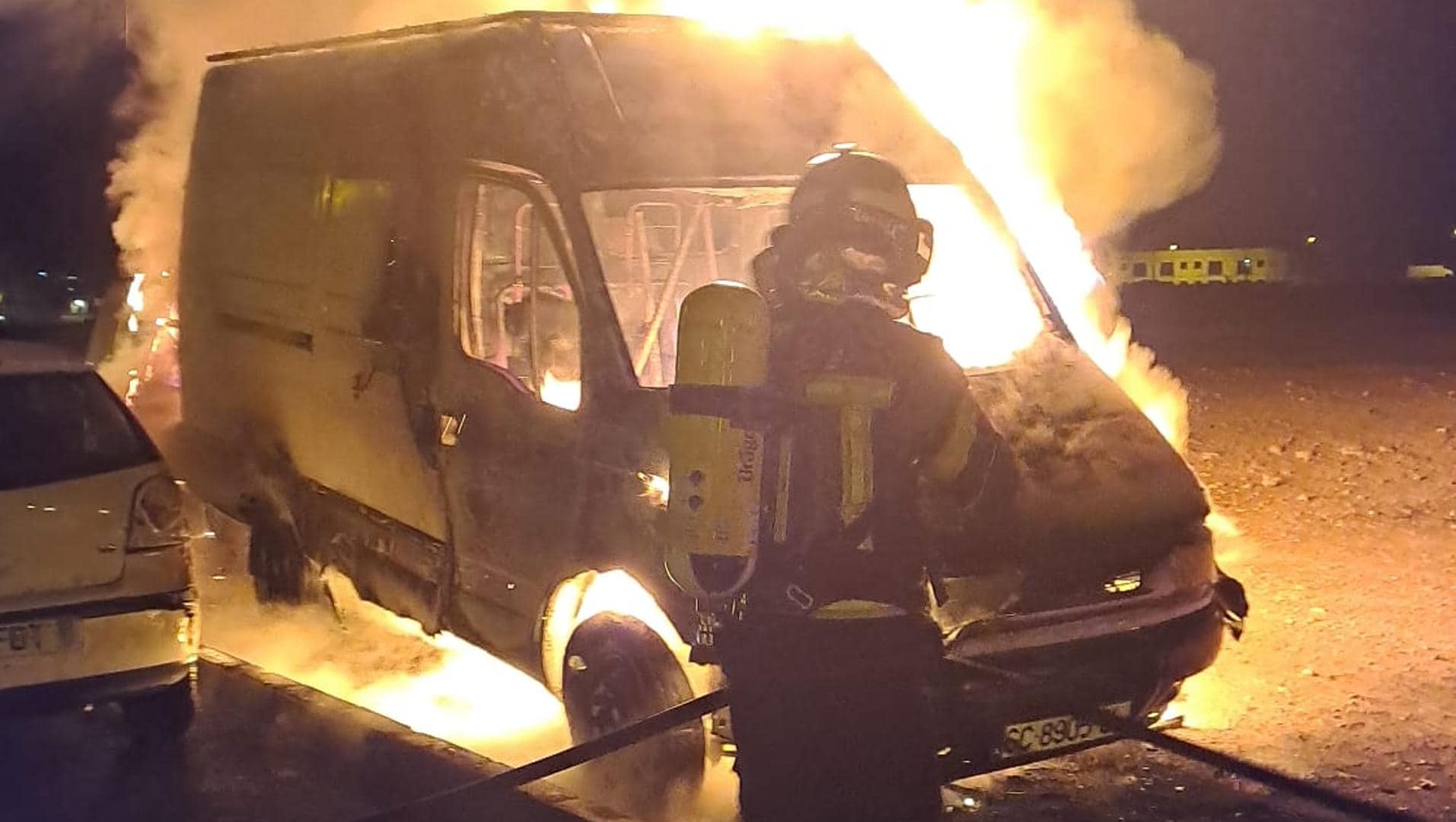 Vandalismo en Lanzarote: Dos vehículos calcinados y uno afectado tras incendio intencionado