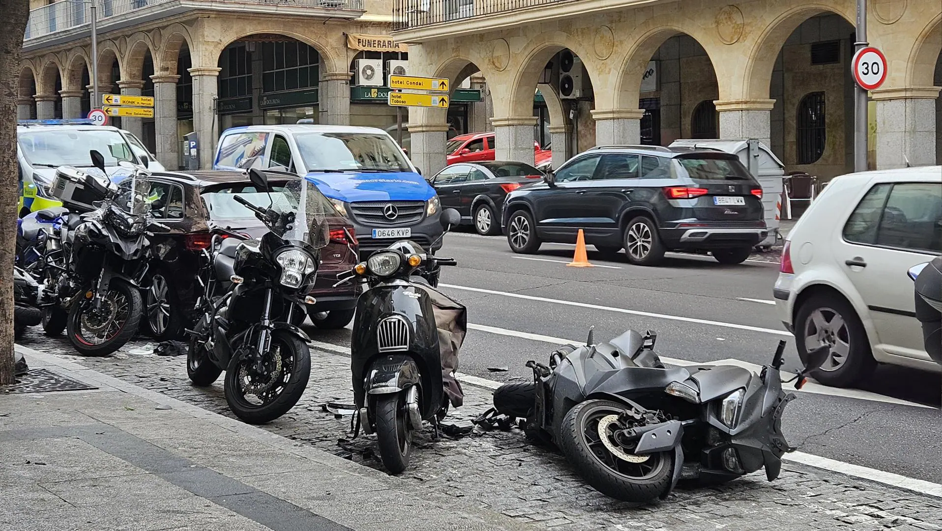 Un conductor se estampa contra una decena de motos aparcadas en plena Gran Vía